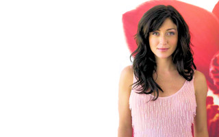 Woman pink top red flower - a red flower free wallpaper