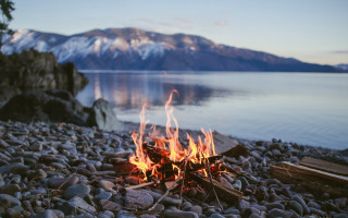 Campfire rocky beach lake mountains - david boyd free wallpaper