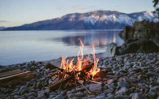 Campfire rocky beach lake mountains 2 - a campfire free wallpaper
