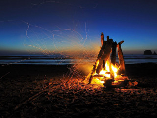 Campfire beach night blue sky - free new year wallpaper for desktop