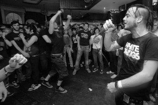 Group people room crowd microphone - a crowd of people free wallpaper for desktop