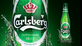 Carlsberg beer splashing water crown - a crown free wallpaper