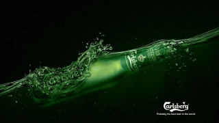Beer splash water black background - a bottle of beer free wallpaper