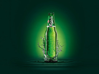 Green bottle beer water splashing - daarken free wallpaper