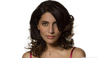 Woman necklace posing picture white - a necklace free wallpaper