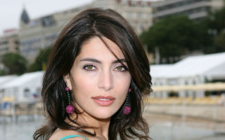 Woman green dress pink earrings - olive skin free wallpaper for desktop