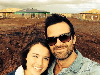 Man woman dirt field houses - a dirt field free wallpaper