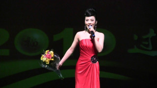 Woman red dress bouquet microphone - phuoc quan free wallpaper