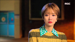 Woman yellow sweater green scarf - collar free wallpaper