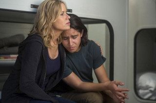 Woman man train sitting eyes - each others eye free wallpaper