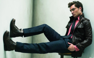 Man sitting chair legs crossed - his foot free wallpaper