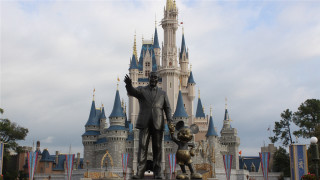 Statue man child castle mickey - a castle free wallpaper