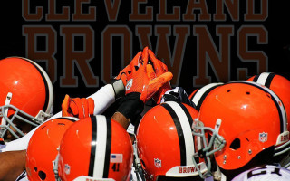 Football players cleveland browns helmets - a group of football players free wallpaper