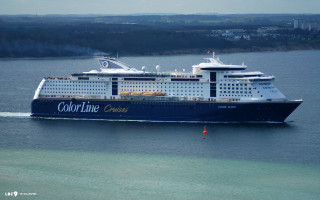 Cruise ship ocean shoreline town - evaline ness free wallpaper