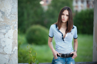 Woman bench hands pockets green - her pocket free wallpaper for desktop