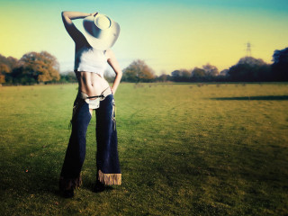 Woman hat field hands hips - fiona stephenson free wallpaper