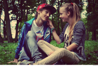 Boy girl sitting ground talking - a boy and a girl free wallpaper