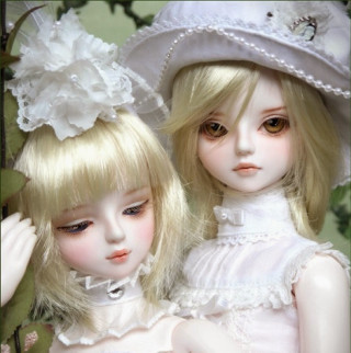 Blonde dolls floral hats lace - a pastel free wallpaper for tablet