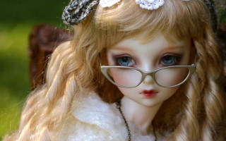 Doll glasses white dress flower - realistic eye free wallpaper for desktop