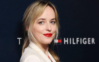 Red lipstick white jacket blue - a black backdrop free wallpaper for desktop