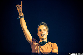 Man headphones hand up air - right free wallpaper