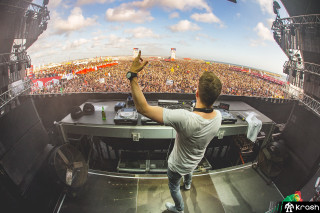 Man crowd concert cellphone microphone - microscopic free wallpaper