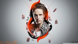 Man red circle background red - a red circle free wallpaper