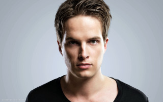 Man black shirt gray background - shaded free wallpaper for desktop