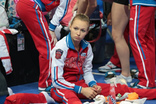 Woman sitting ground water bottle - full round face free wallpaper