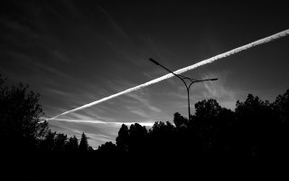 Contrail sky trees lamppost night - bruce gilden free wallpaper