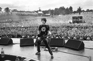 Man stage guitar crowd performance 3 - a guitar in front free wallpaper