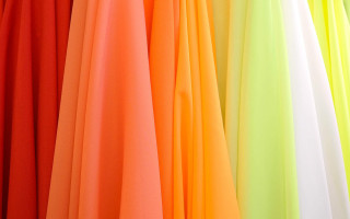 Colored dresses store window red - a store window free wallpaper