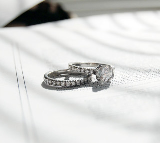 Wedding rings white tablecloth cat - shallow depth of field free wallpaper for tablet