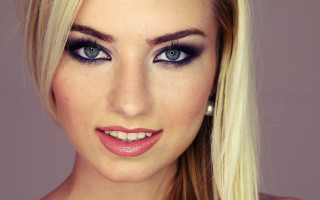 Blonde woman pearl necklace blue - a pearl necklace free wallpaper