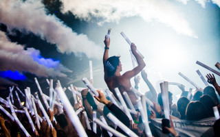 Man holding white sticks concert - a pair free wallpaper