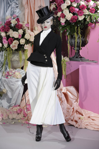 Woman white dress black hat - free flowers wallpaper for mobile