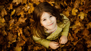 Little girl leaves smiling autumn 2 - anne geddes free wallpaper