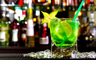 Green drink lime garnish glass - a bar free wallpaper