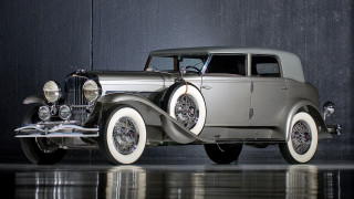 Old model car dark room - an old model car free wallpaper