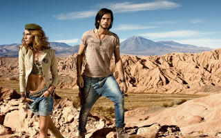 Man woman walking desert together - a man and a woman free wallpaper for desktop