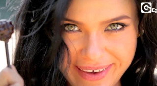 Woman smiling fork brownhair realistic - perfect eye free wallpaper