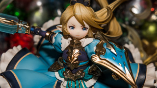 Figurine woman sword table ornaments - ornament free wallpaper