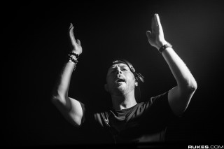 Man hands up air raised - the air free wallpaper