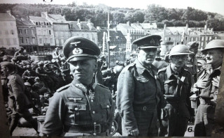 Men uniforms crowd town group - a town free wallpaper