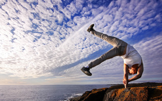 Man handstand rock ocean sky - the ocean free wallpaper