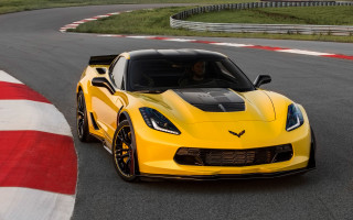Yellow corvette race track red - edge free wallpaper