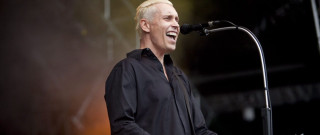 Man standing microphone black shirt - his hand and a microphone free wallpaper