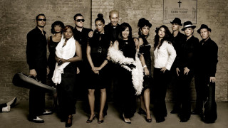 Group people brick wall sign - a sign free wallpaper