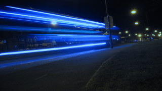 Blurry night street traffic light - long exposure free wallpaper for desktop