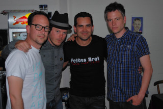 Men group room refrigerator table - a laptop free wallpaper